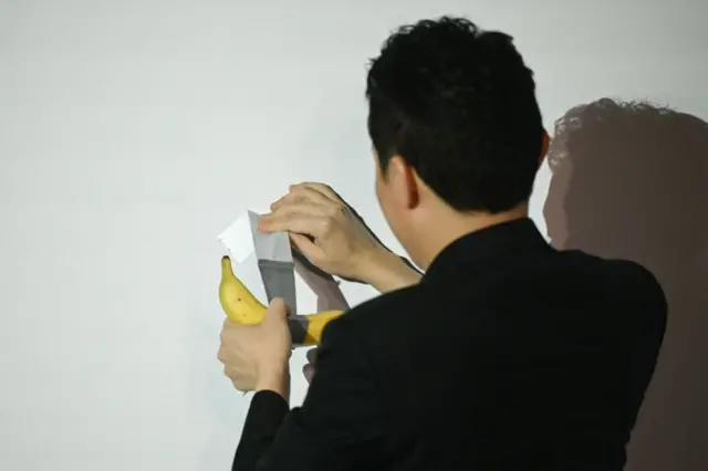 Justin Sun despegando la banana de 