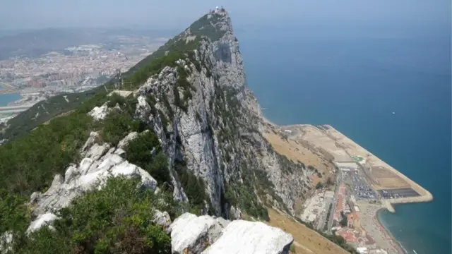 Gibraltar con el mar en el fondo