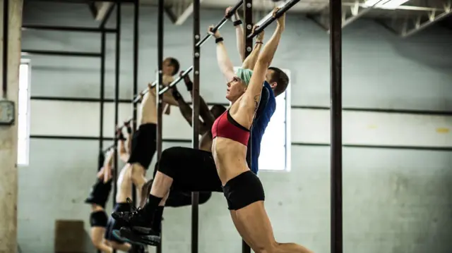 Mujer haciendo ejercicio intenso en el gimnasio