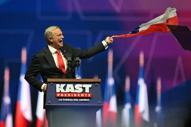 Kast agita la bandera de Chile en un acto de campaña