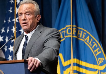No es inocuo que una personalidad tan destacada en el panorama mediático como el secretario de Salud de Estados Unidos, Robert F. Kennedy, esté en contra de las vacunas y a favor de las cabinas de rayos UVA.
