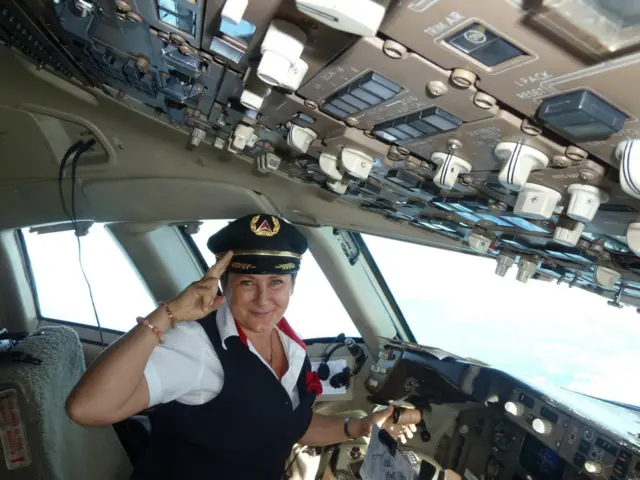 Ilona Biskup en una cabina de piloto. 