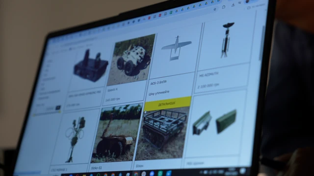 Una pantalla de computador muestra el sitio en el que se pueden comprar armas a cambio de puntos.