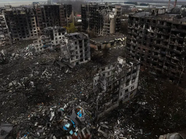 Edificios dañados tras ataques rusos en la ciudad ucraniana de Kostyantynivka, en la región de Donetsk, situada en primera línea del frente.