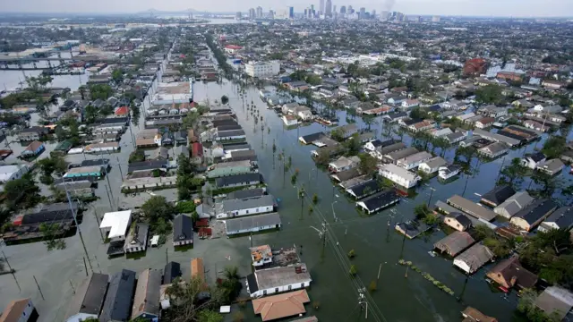 Una imagen muestra una ciudad inundada tras un huracán de alta intensidad.