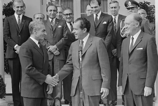 El presidente de Estados Unidos, Richard Nixon, le estrecha la mano al sha de Irán, Mohamed Reza Pahlevi, el 23 de octubre de 1969.