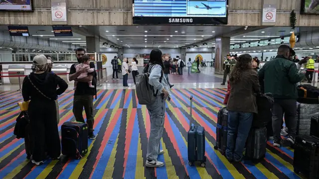 Pasajeros en el aeropuerto de Maiquetía