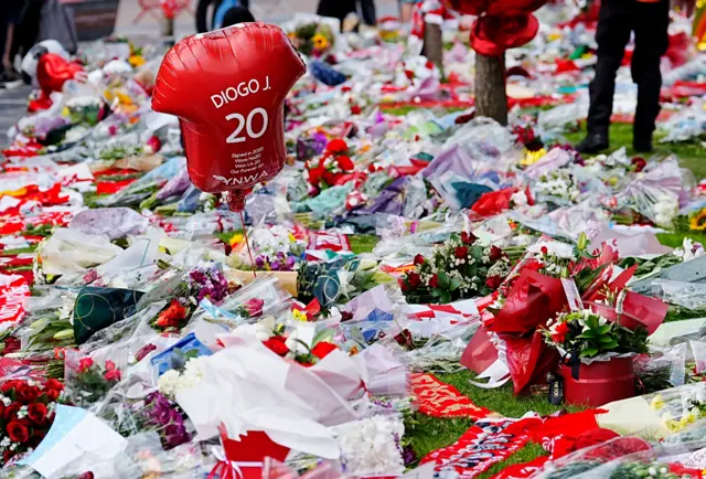 Despliegue floral en Anfield, Liverpool, en homenaje a Diogo Jota