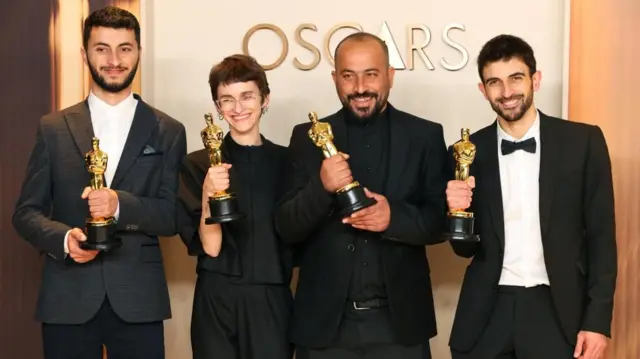 Basel Adra, Rachel Szor, Hamdan Ballal y Yuval Abraham posan con sus estatuillas del Oscar