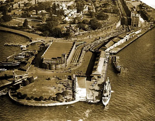 Vista aérea de los cobertizos de tranvía de Fort Macquarie en Bennelong Point, Sídney (1955)