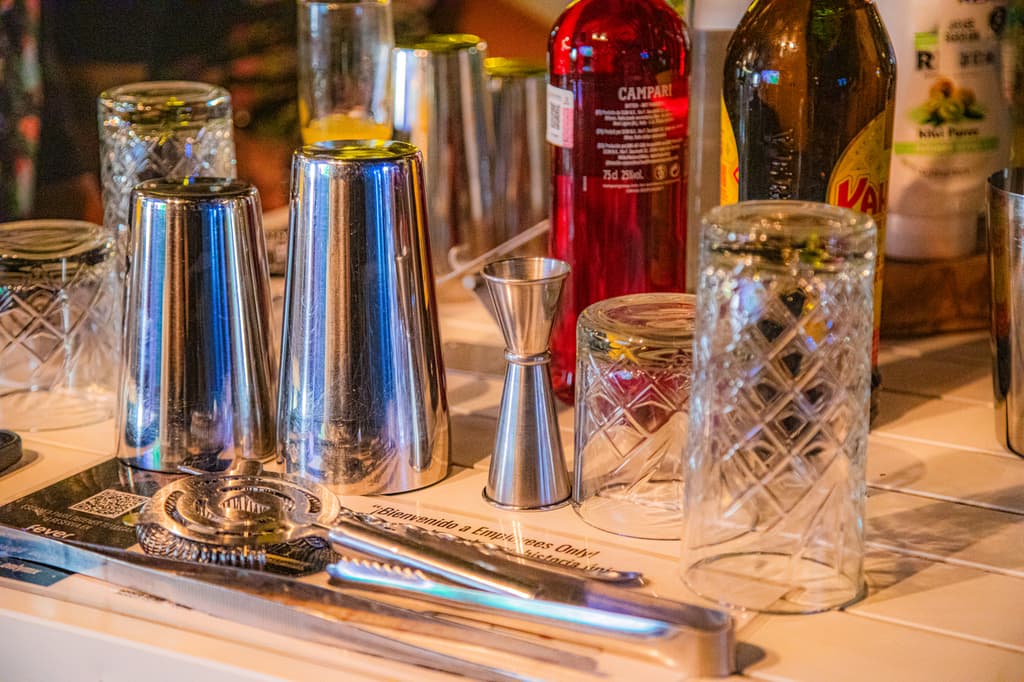 cocteles mixología employees only