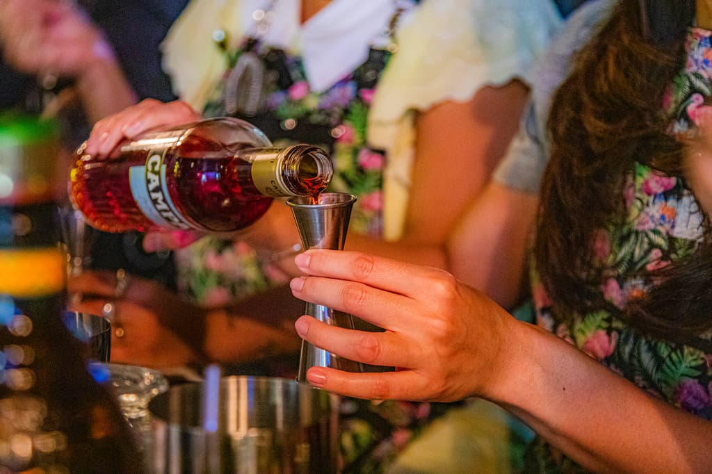 cocteles mixología employees only