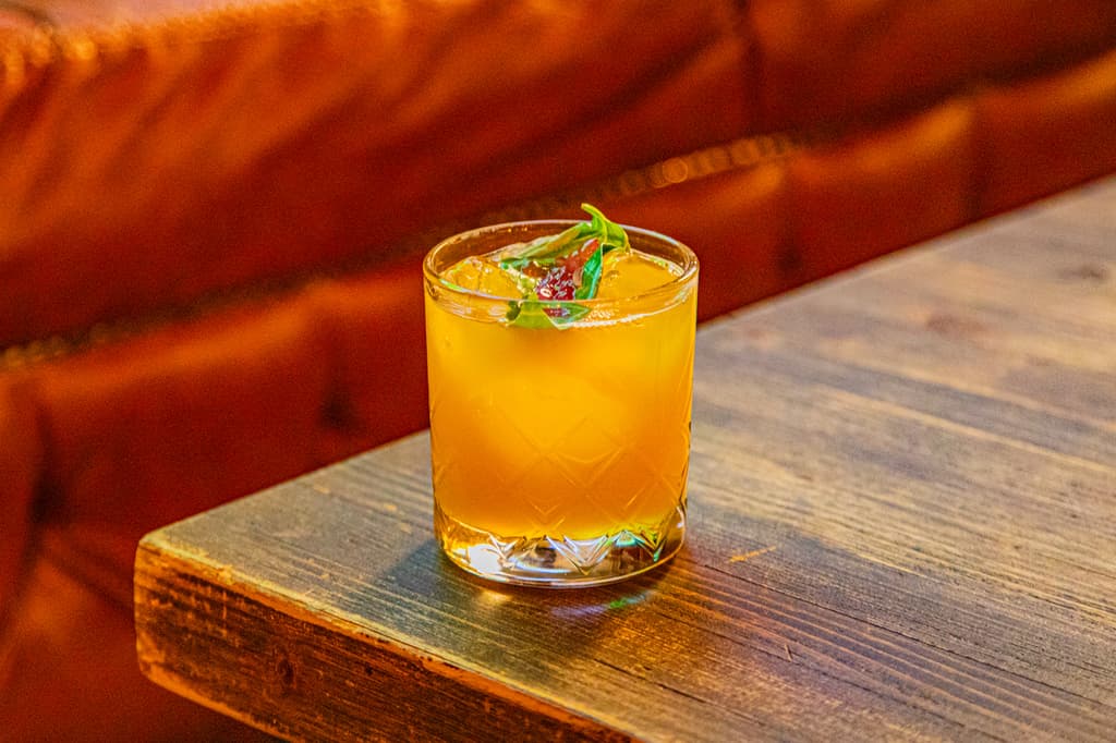 cocteles mixología employees only