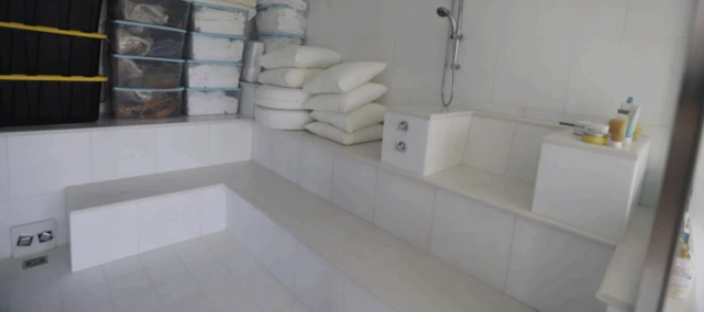 Sala de spa con una ducha.