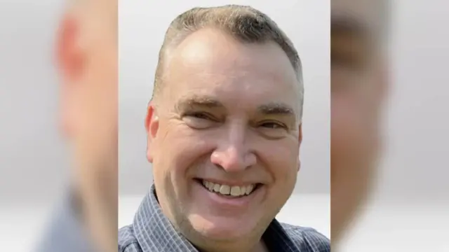 Una foto difundida en las redes sociales por el Departamento de Seguridad Pública de Minnesota de Vance Luther Boelter, de 57 años, buscado por la policía para ser interrogado en relación con el asesinato selectivo de la legisladora estatal demócrata Melissa Hortman y su esposo Mark, en Brooklyn Park, Minnesota, EE.UU.
