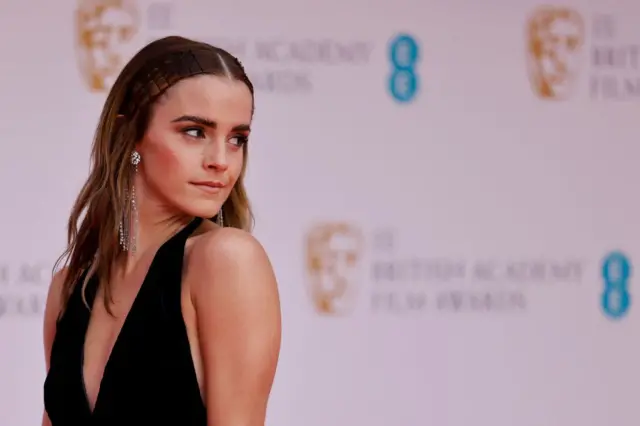 Emma Watson en un vestido negro posa en la alfombra roja de los BAFTA