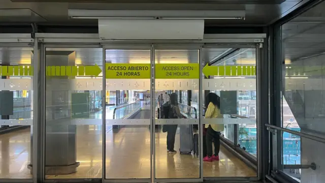 Puertas de acceso al aeropuerto de Barajas.