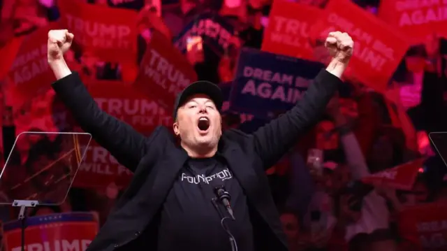 Elon en un evento de campaña de Trump.