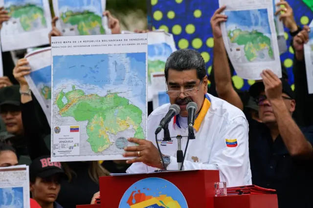Nicolás Maduro con un mapa de Venezuela en las manos en el que la región del Esequibo forma parte del país. 