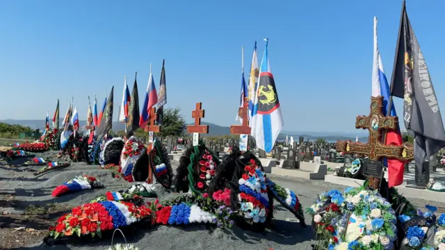 Tumbas de soldados rusos caídos en Ucrania, en un cementerio de Vladivostok.