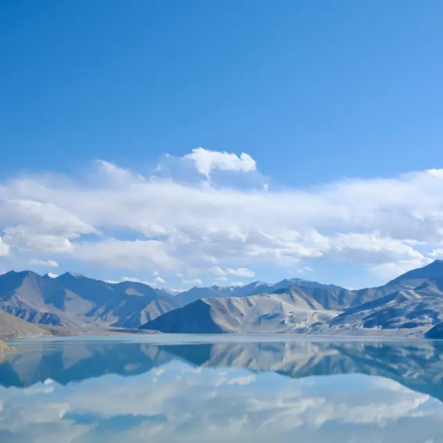 El lago Baisha, o de Arena Blanca, en Xinjiang recibe su nombre de las dunas de arena amarilla y blanca que lo rodean.