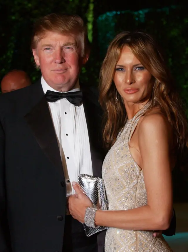 Donald y Melania Trump posan durante una  fiesta de los Oscar en 2005, en Los Angeles, California