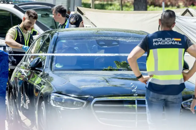 La policía acordona el vehículo de Portnov tras el suceso.