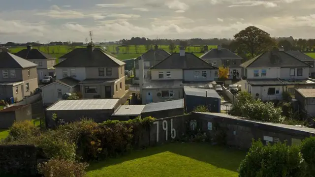 En Tuam (Irlanda), se puede ver una vista general del antiguo emplazamiento del hogar para madres y bebés Bon Secours y del jardín conmemorativo donde se cree que están enterrados 796 niños.