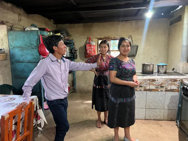 Familia de Yazmín en la cocina