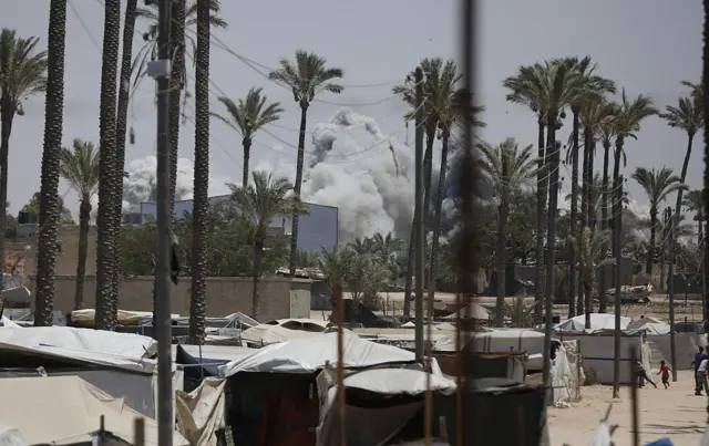 Uan explosión en Der al-Balah.