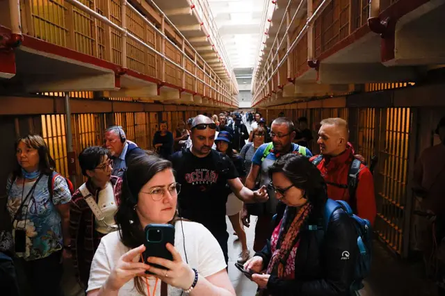 Turistas recorren las celdas de Alcatraz.