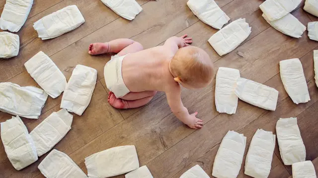 Un bebé gatea entre pañales 