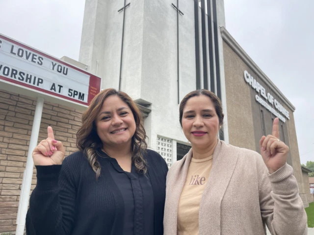 La pastora Irene Ramírez y Dora Sánchez, frente a la iglesia Chapel of Change de Paramount.