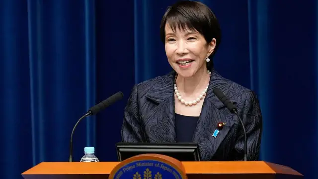 Foto de la primera ministra japonesa durante su primer discurso.