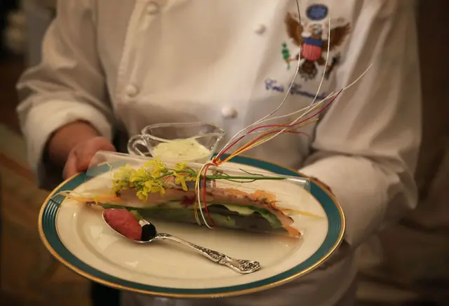 Plato con Toro Tartare y ensalada César Sashimi.