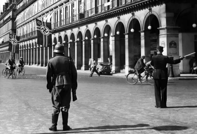 Este soldado alemán está de guardia en medio de la rue Rivoli, frente a la rue Castiglione y el Hotel Intercontinental (con las banderas), donde la Gestapo tiene su sede.