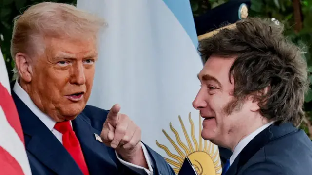 Donald Trump y Javier Milei, rodeados de las banderas de EE.UU. y Argentina