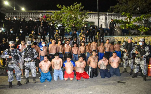 Pandilleros detenidos en la colonia San José del Pino de Santa Tecla, El Salvador.
