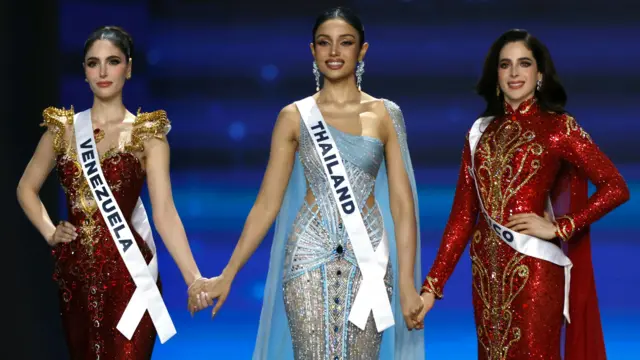 Las representantes de Venezuela (izda.), Tailandia (centro) y México (dcha.) en la edición de Miss Universo 2025 se toman las manos.