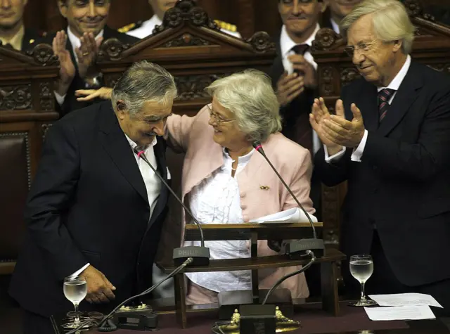 Topolansky le toma juramento a Mujica al asumir la presidencia en 2010