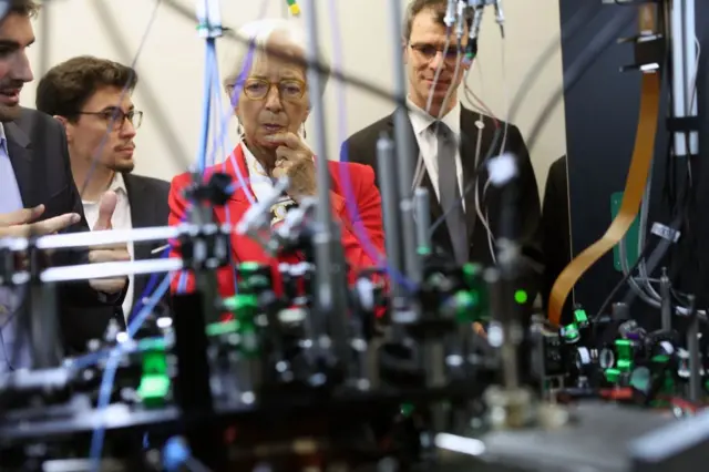 Christine Lagarde visitando Pasqal, empresa francesa líder en computadoras cuánticas.