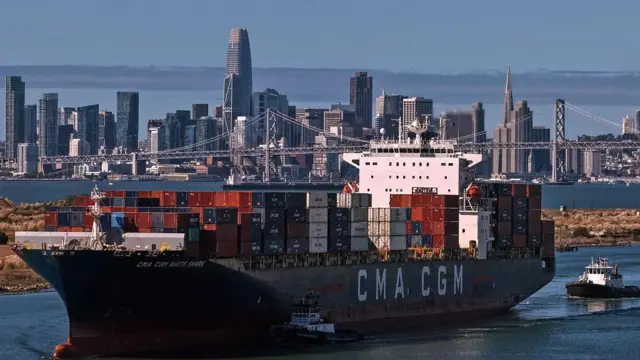 Vista de un barco cargado de contenedores cerca de un puerto de EE.UU.
