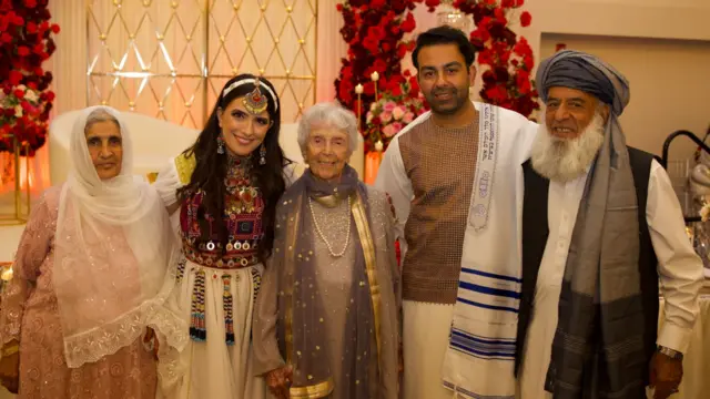 Sammi y Safi junto a sus familiares en su boda.