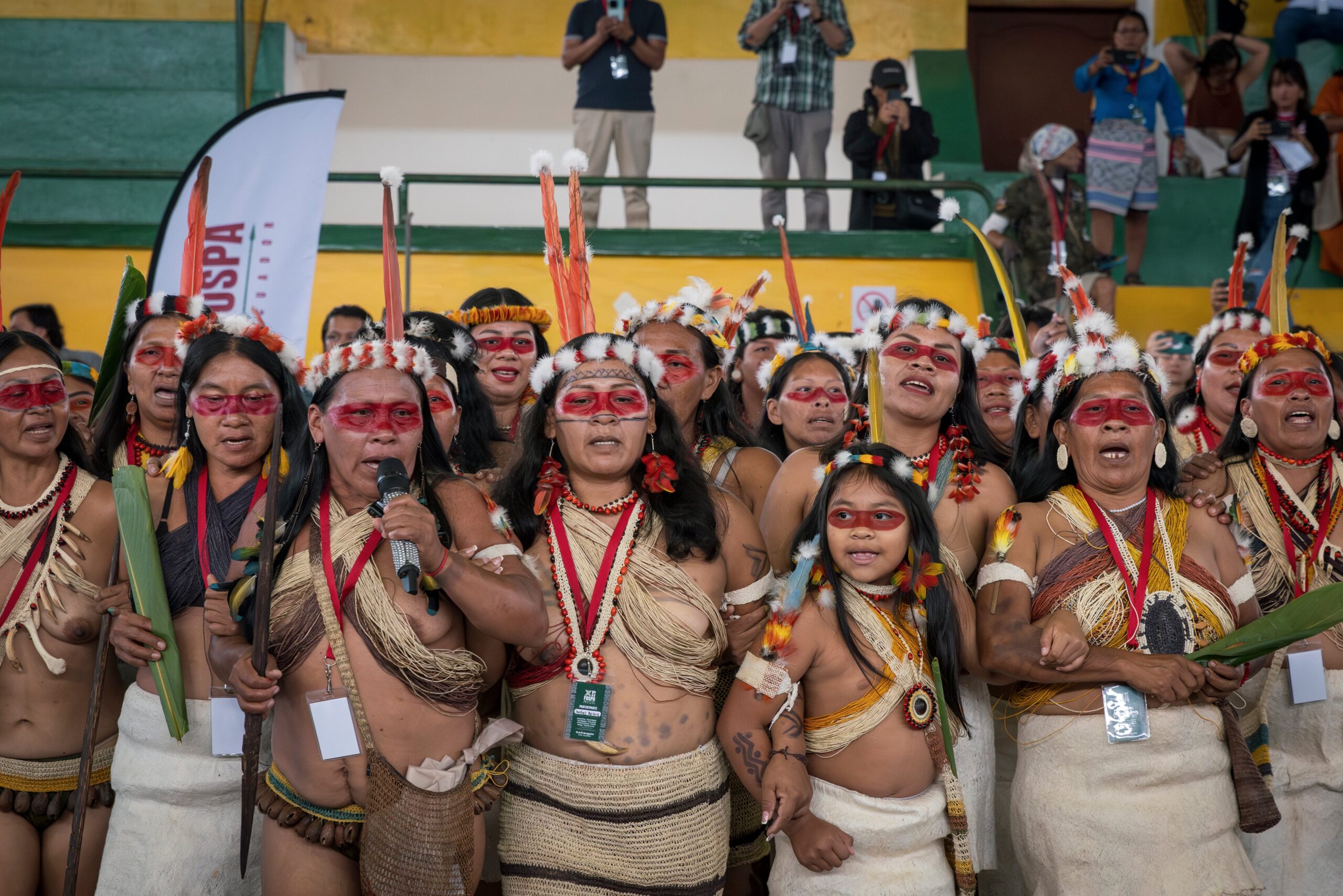 Mujeres de la nacionalidad Waorani del Ecuador cantan y bailan durante la apertura del XII Foro Social Panamazónico (FOSPA), en Puyo.