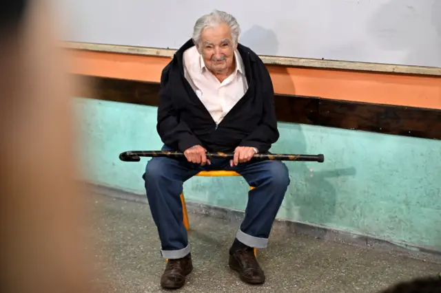 José Mujica sentado con su bastón