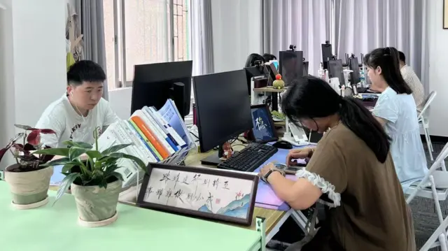 Jóvenes en una oficina de Pretend To Work Company, en la ciudad de Dongguan