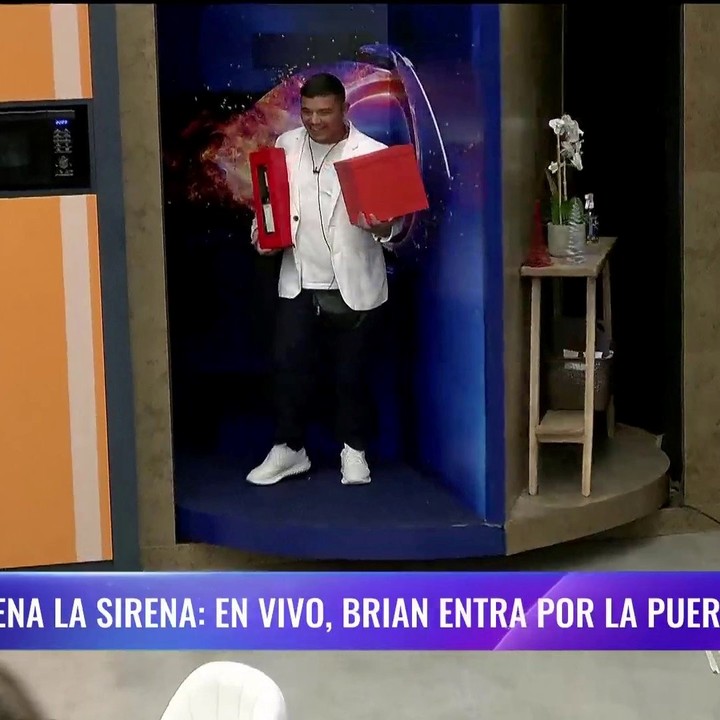 A dos de días de haber regresado a la casa, tras haber estado aislado en un hotel, Brian ya está placa nuevamente. Muchos compañeros lo prefieren a afuera. Foto: Captura