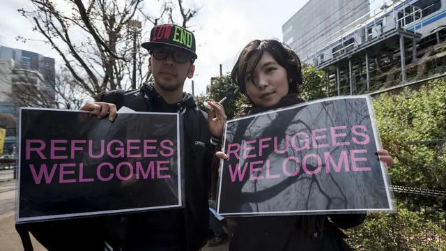 Personas en Japón protestan contra la estricta política de acogida de refugiados en 2016.