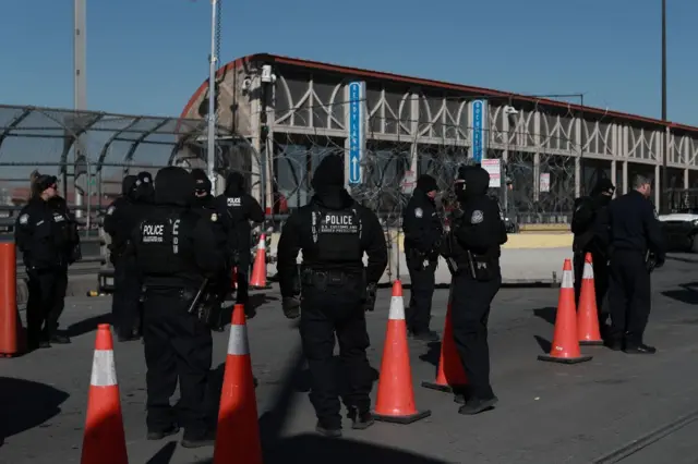 Guardias de Estados Unidos custodian un paso fronterizo de El Paso