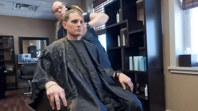 Kara Corcoran cuando se tuvo que cortar el cabello largo